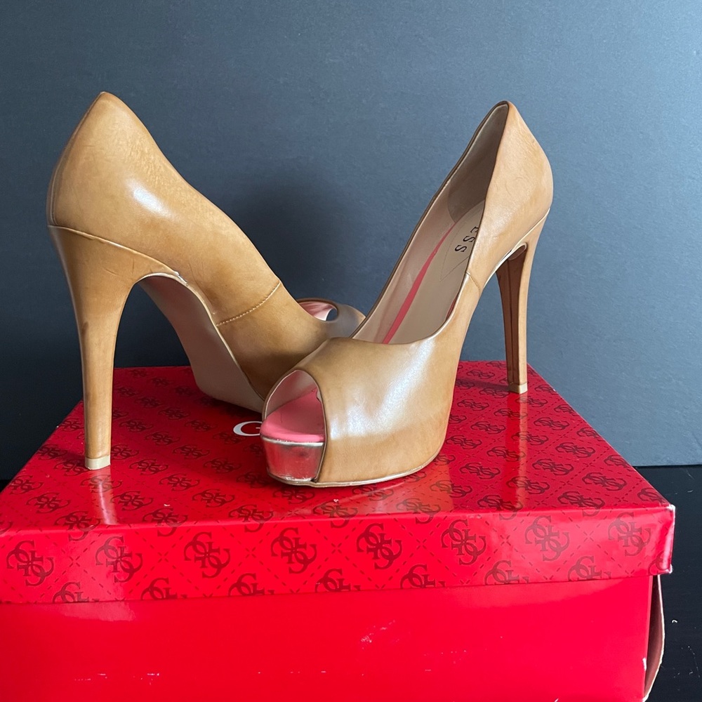 Guess nude peep toe pumps